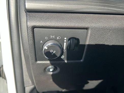 Used 2019 Jeep Grand Cherokee Laredo AWD/4WD image 12