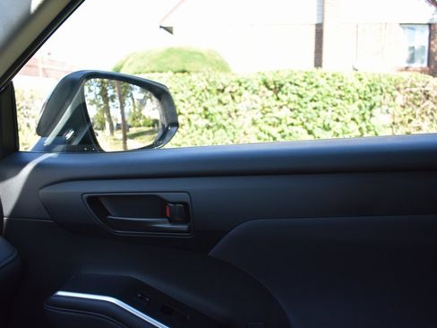 Used 2024 Toyota Highlander LE image 19