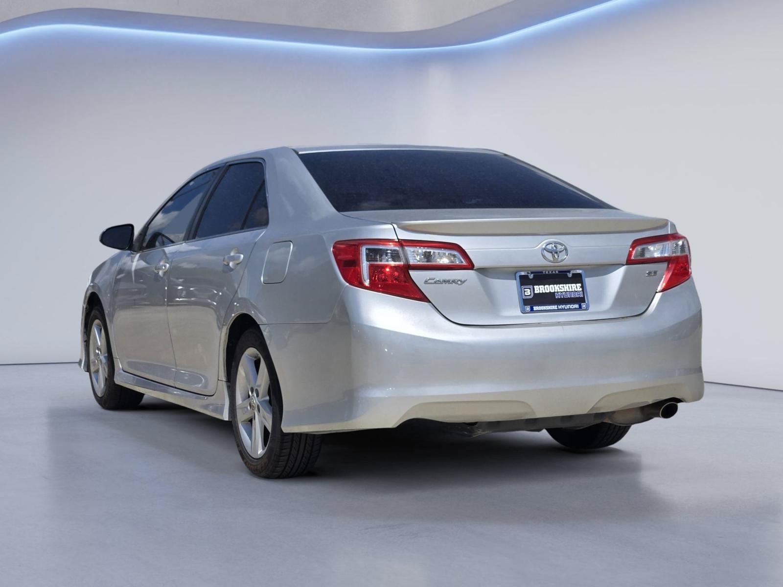 Used 2014 Toyota Camry SE FWD image 8
