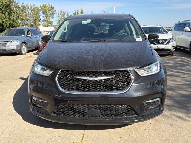 Used 2024 Chrysler Pacifica Touring-L FWD image 3