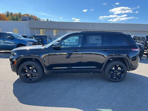 New 2025 Jeep Grand Cherokee Altitude image 4