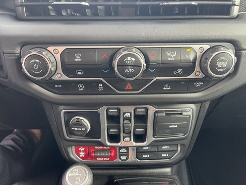 Used 2025 Jeep Wrangler Unlimited Rubicon AWD/4WD image 13