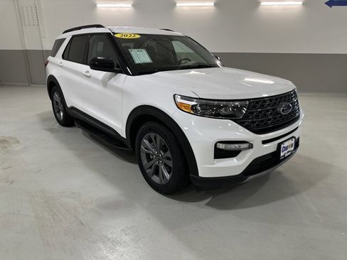 Used 2022 Ford Explorer XLT w/ Equipment Group 202A image 4