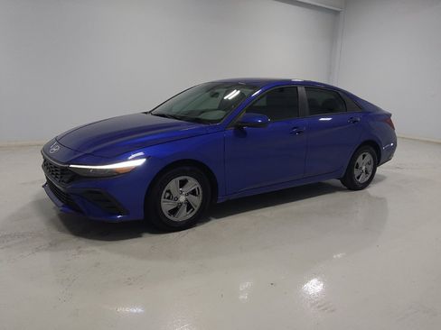 Used 2025 Hyundai Elantra SE FWD image 2