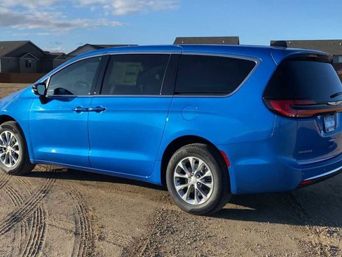 New 2026 Chrysler Pacifica Limited image 6