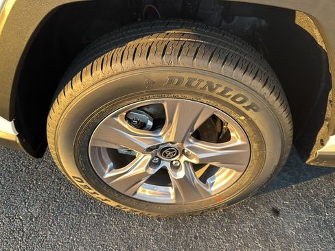 Used 2025 Toyota RAV4 XLE image 33