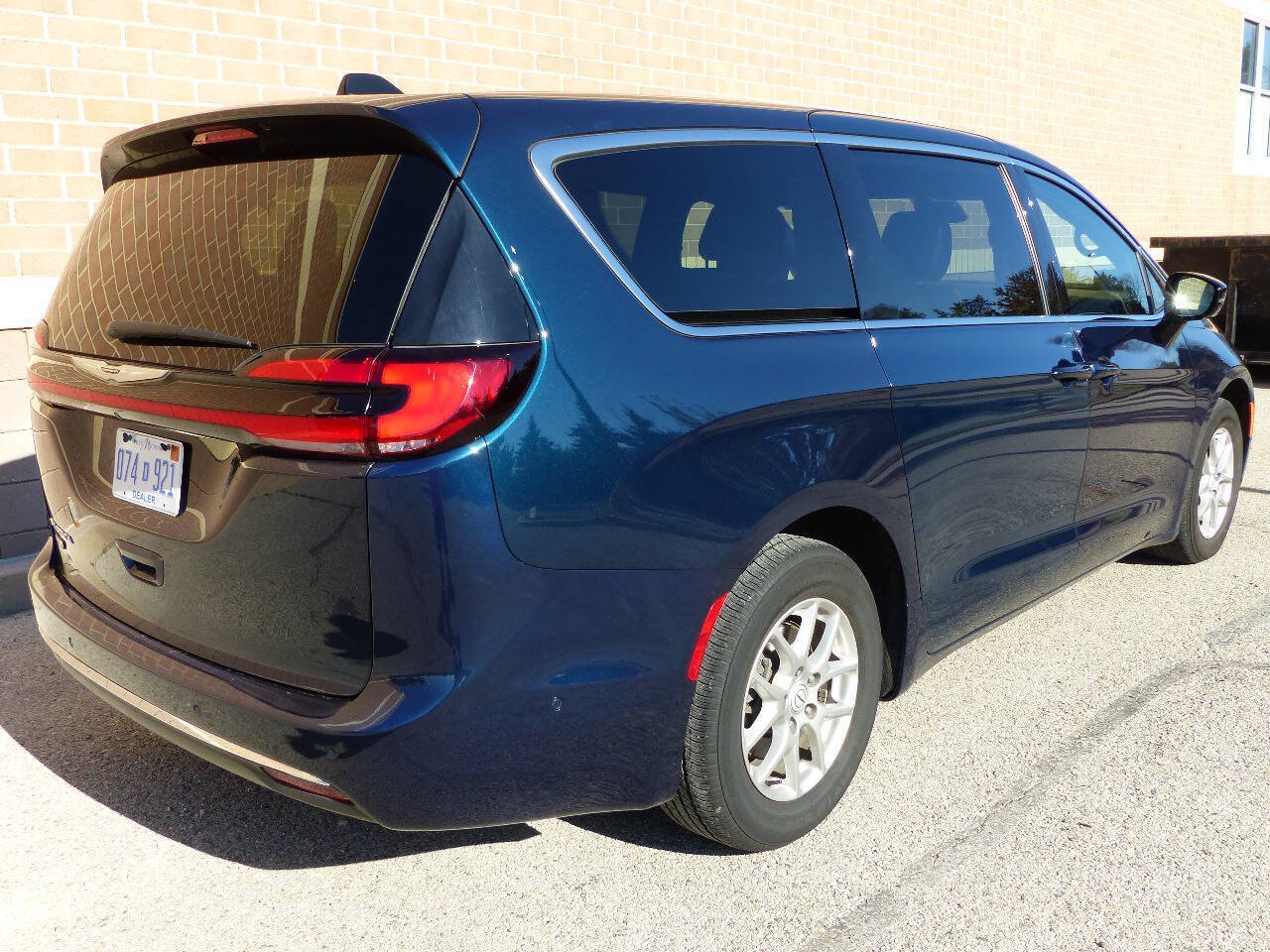 Used 2025 Chrysler Pacifica Select FWD image 10