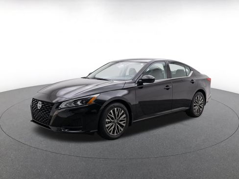 Used 2025 Nissan Altima 2.5 SV FWD image 3