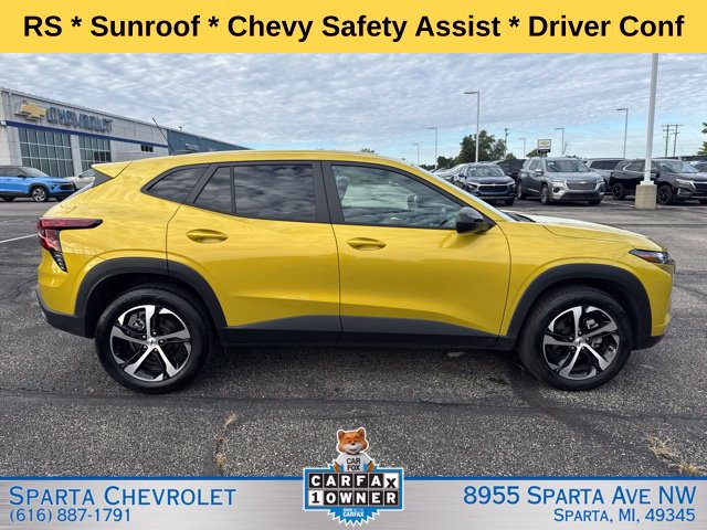 Used 2025 Chevrolet Trax RS w/ Sunroof Package FWD image 2
