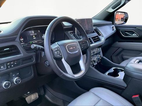 Used 2024 GMC Yukon XL SLT w/ SLT Luxury Package image 12