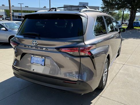 Used 2022 Toyota Sienna XLE AWD/4WD image 6