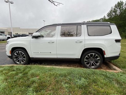 Used 2022 Jeep Grand Wagoneer Series III w/ Rear Seat Video Group 1 AWD/4WD image 9