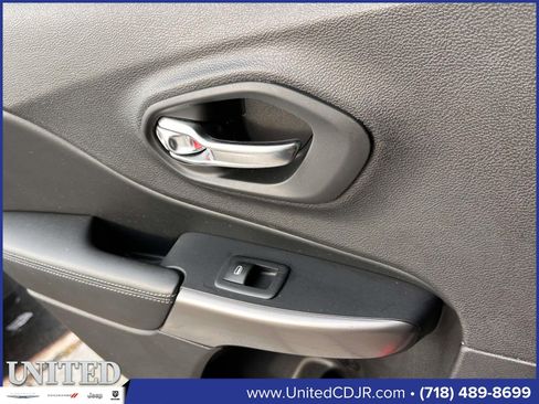 Used 2019 Jeep Cherokee Limited image 23