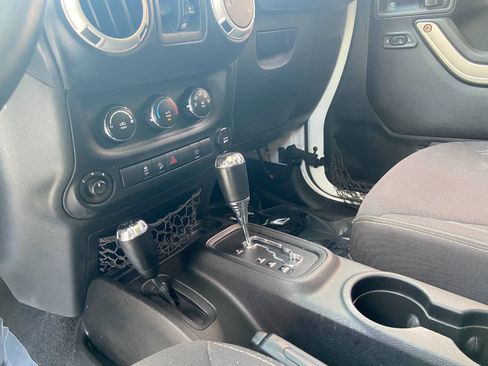 Used 2013 Jeep Wrangler Unlimited Sahara AWD/4WD image 15