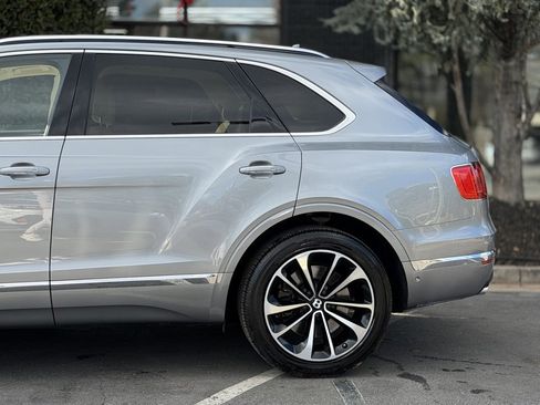 Used 2019 Bentley Bentayga image 11