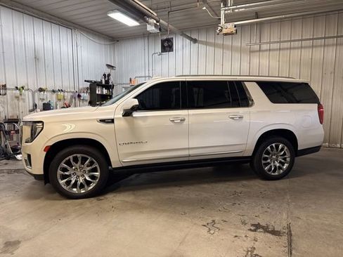 Used 2022 GMC Yukon XL Denali w/ Denali Premium Package AWD/4WD image 4