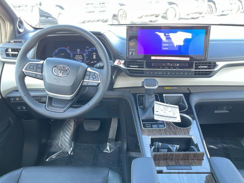 Used 2026 Toyota Sienna Limited image 15
