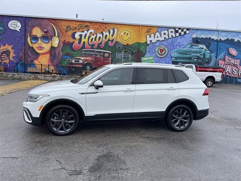 Used 2022 Volkswagen Tiguan SE w/ Panoramic Sunroof Package image 2