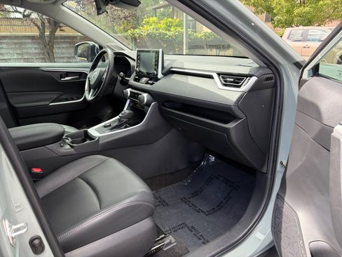Used 2021 Toyota RAV4 XLE Premium AWD/4WD image 28