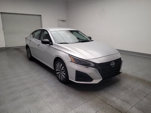 Used 2024 Nissan Altima 2.5 SV FWD image 13