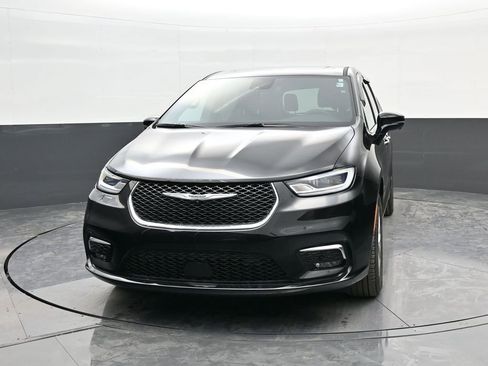 Used 2025 Chrysler Pacifica Select image 3