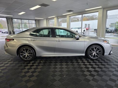 Used 2024 Toyota Camry SE image 2