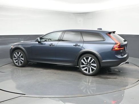 Used 2022 Volvo V90 B6 Cross Country AWD/4WD image 6