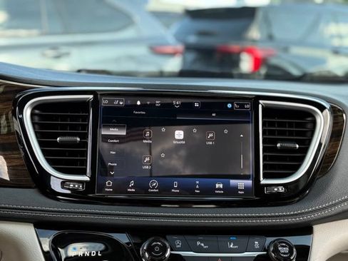 Used 2023 Chrysler Pacifica Limited FWD image 27