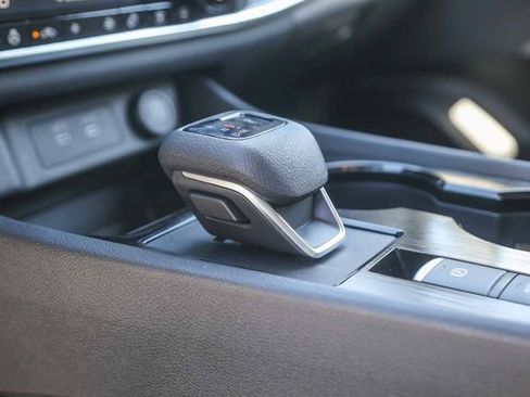 Used 2025 Nissan Rogue SV w/ SV Premium Package image 23