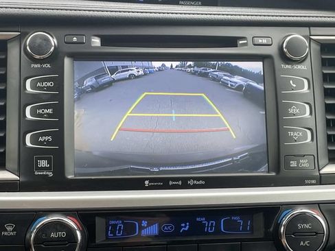 Used 2018 Toyota Highlander Limited FWD image 3
