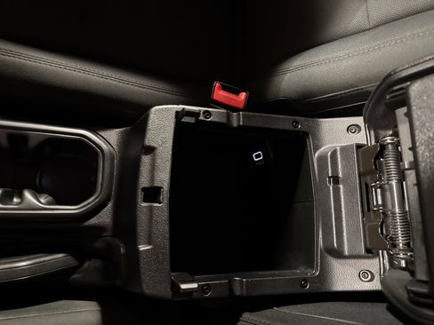 Used 2018 Jeep Wrangler Unlimited Sport S AWD/4WD image 24