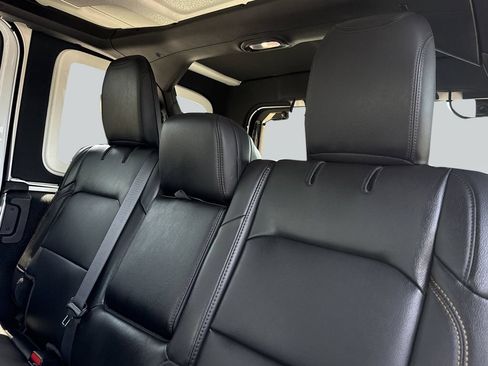 Used 2025 Jeep Wrangler Unlimited Sahara AWD/4WD image 15