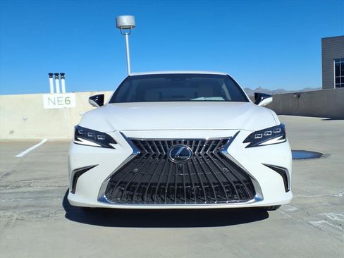 Used 2025 Lexus ES 300h w/ Luxury Package image 2