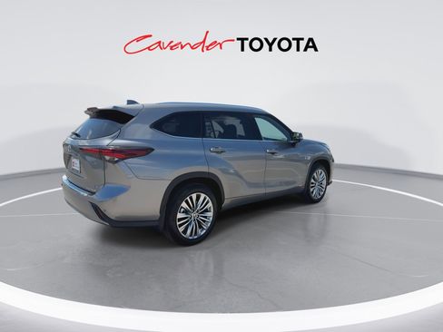 Certified 2026 Toyota Highlander Platinum image 8