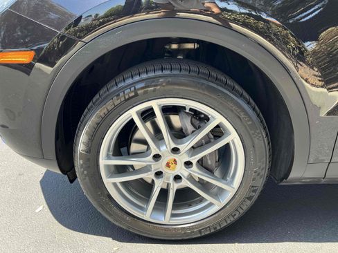 Used 2019 Porsche Cayenne w/ Premium Package AWD/4WD image 93