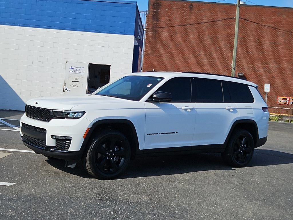 Used 2022 Jeep Grand Cherokee L Limited w/ Black Appearance Package RWD image 3