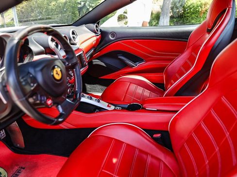 Used 2015 Ferrari California T RWD image 29