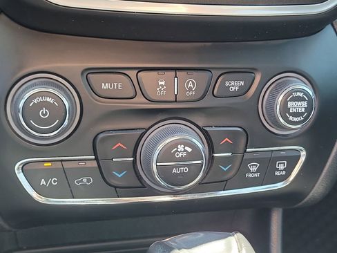 Used 2022 Jeep Cherokee Trailhawk image 24