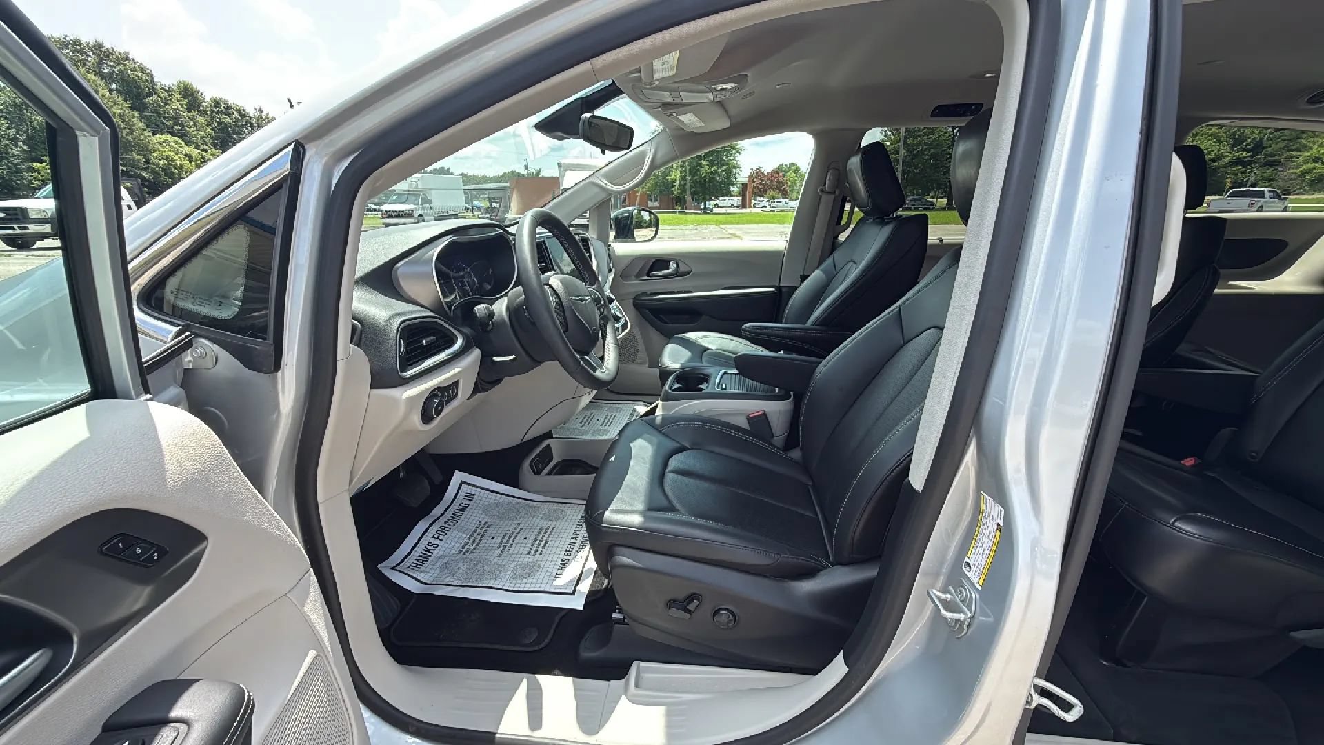 Used 2024 Chrysler Pacifica Touring-L FWD image 16