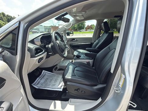 Used 2024 Chrysler Pacifica Touring-L FWD image 16