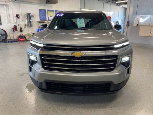 Used 2025 Chevrolet Traverse LT image 2