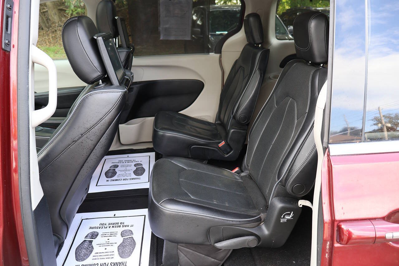Used 2018 Chrysler Pacifica Limited FWD image 17