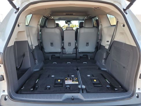 Used 2022 Toyota Sienna XLE image 8