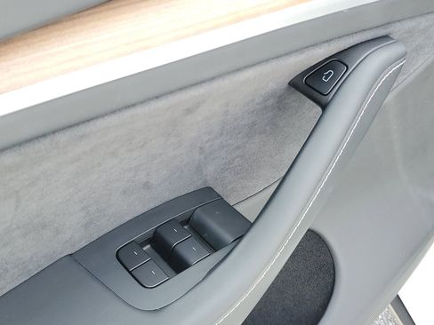 Used 2025 Tesla Model Y Long Range image 18