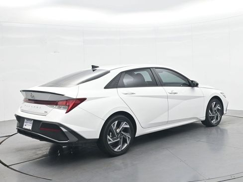 Used 2025 Hyundai Elantra SEL FWD image 5