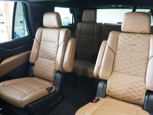 Used 2021 Cadillac Escalade Premium Luxury AWD/4WD image 35