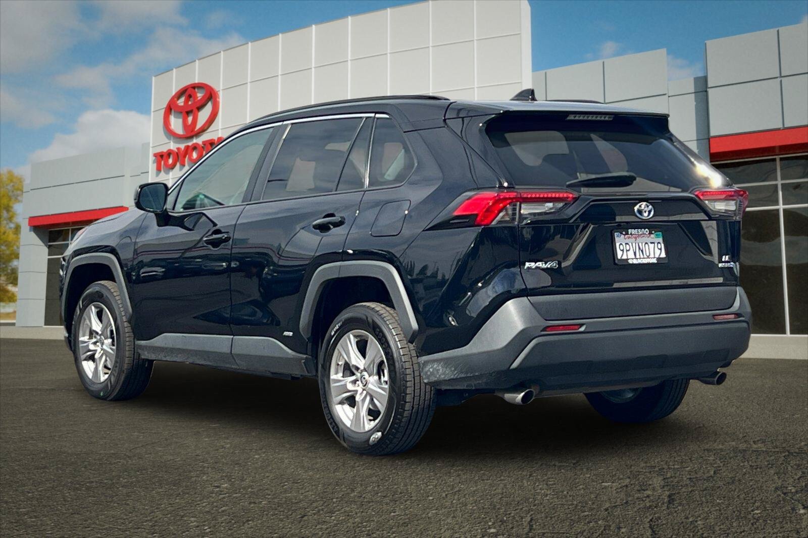 Certified 2022 Toyota RAV4 LE AWD/4WD image 5