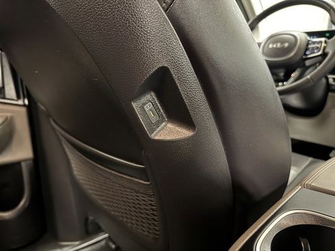 Used 2025 Kia Carnival image 17