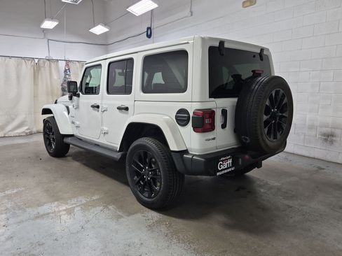 Used 2021 Jeep Wrangler Unlimited Sahara w/ Cold Weather Group AWD/4WD image 9