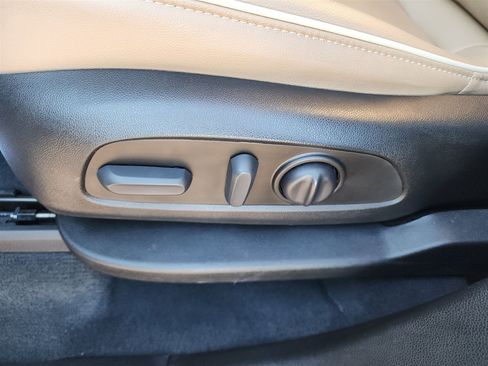 Used 2023 Chevrolet Traverse Premier image 17